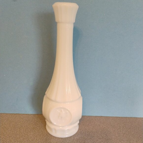Wheaton Glass Eagle Medallion Pattern Milk Glass Vase - Picture 3 of 3
